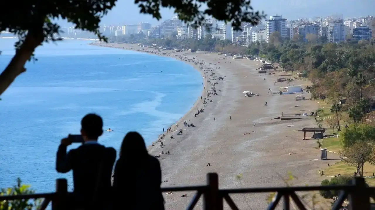 Antalya'da Beydağları'nın Karlı Gölgesinde Denize Girdiler 7